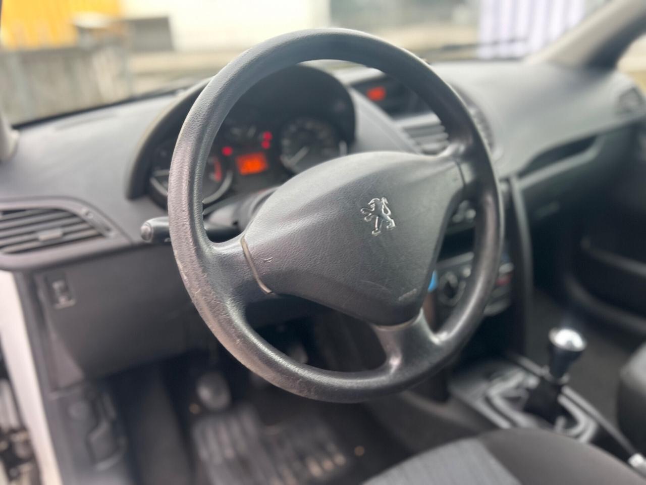 Peugeot 207 1.4 HDi 70CV 3p. XS autocarro