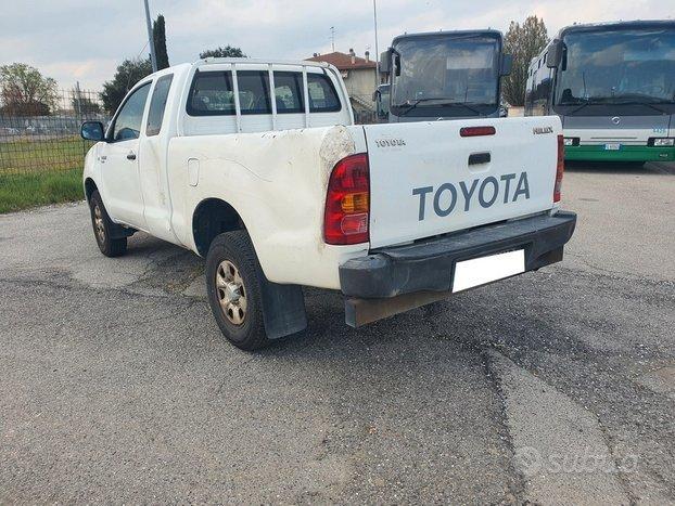 Toyota Hilux 2.5 D-4D 4WD 4posti Extra Cab DLX