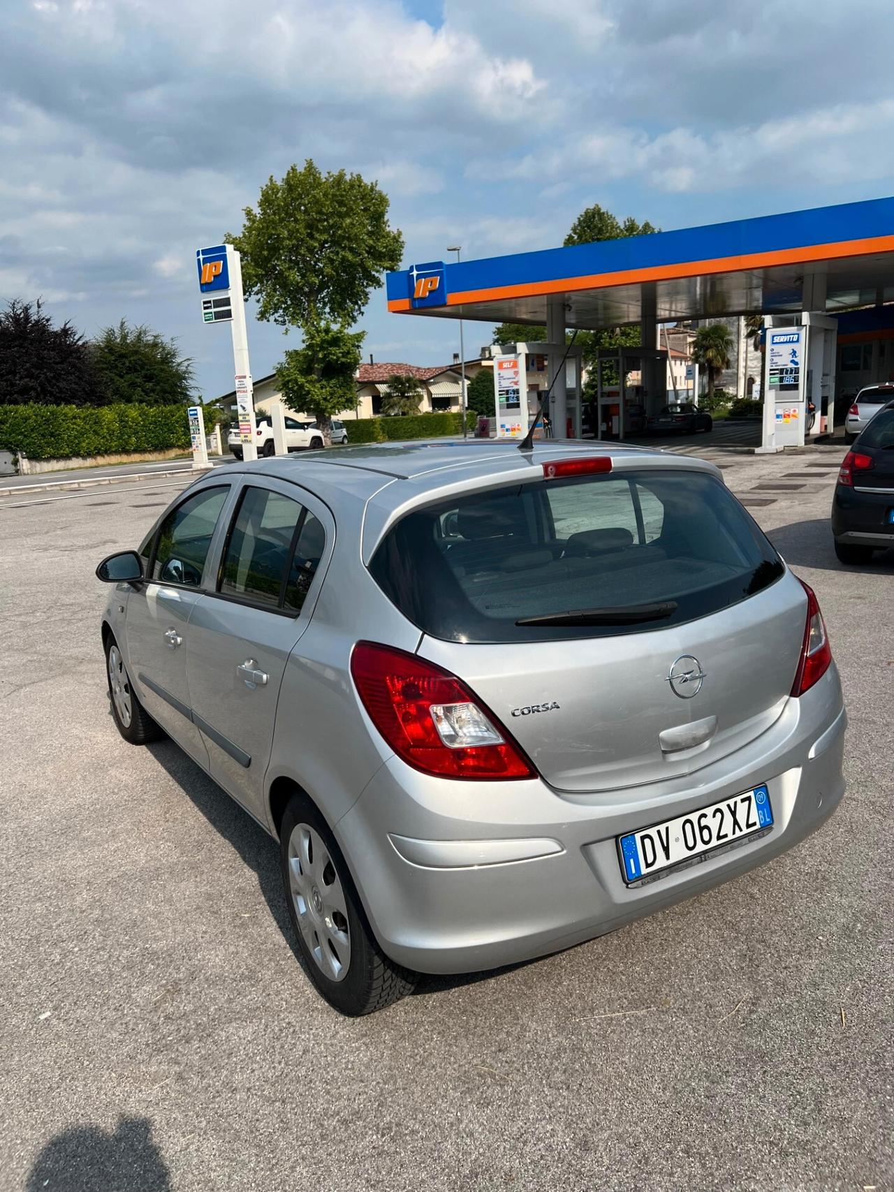 Opel Corsa 1.4 16V 5 porte Cosmo
