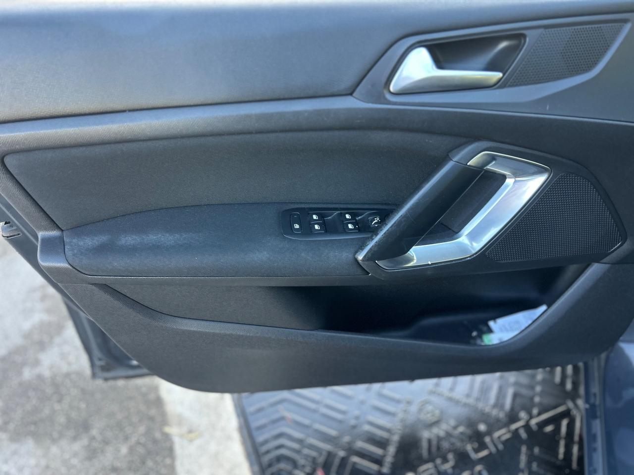 Peugeot 308 1500 cdi per neo patentati