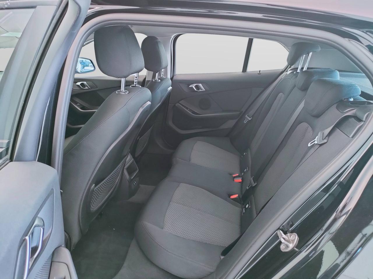 BMW Serie 1 F40 - 118d Business Advantage auto