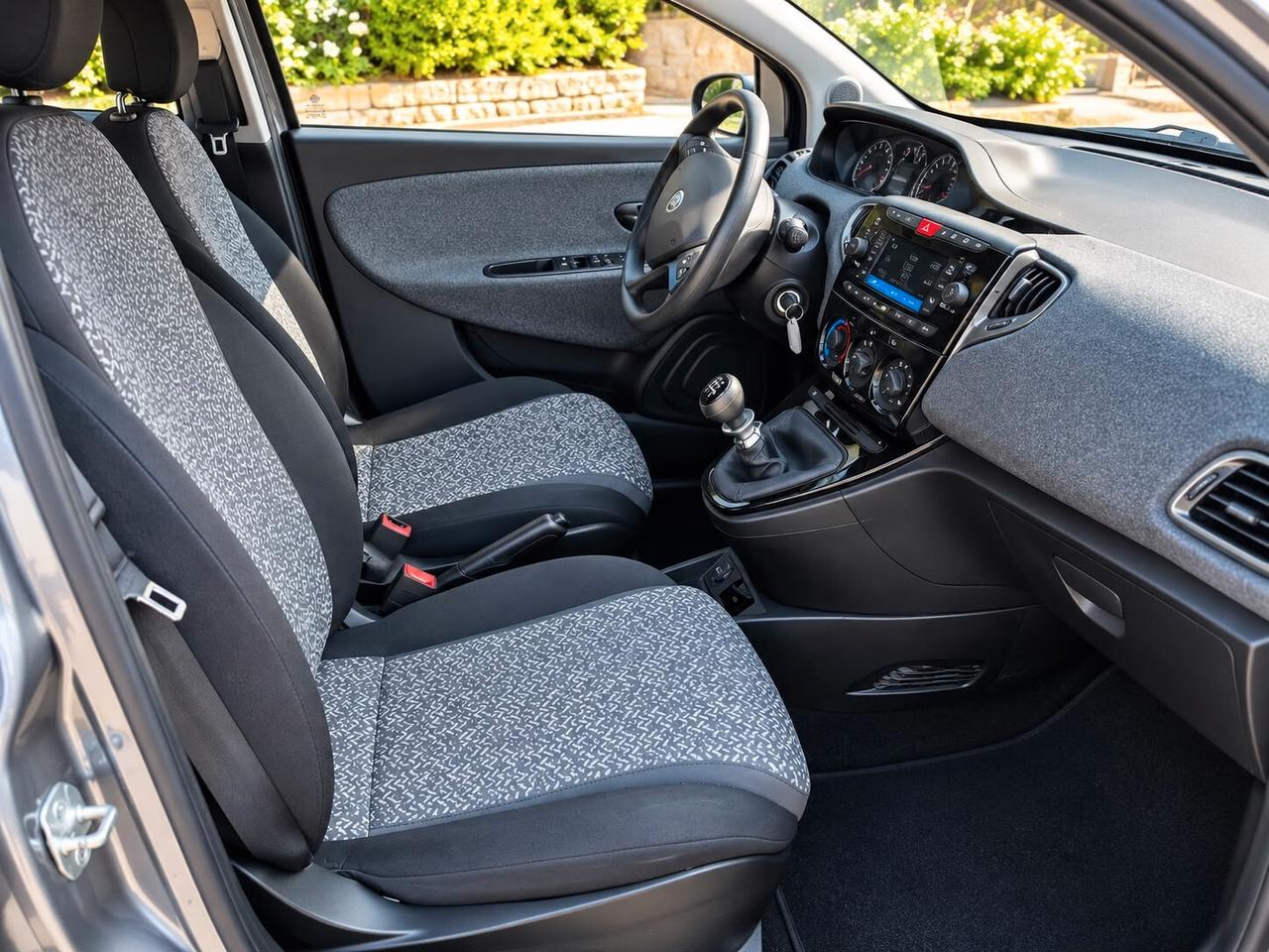 Lancia Ypsilon 1.0 FireFly 5 porte S&S Hybrid Silver