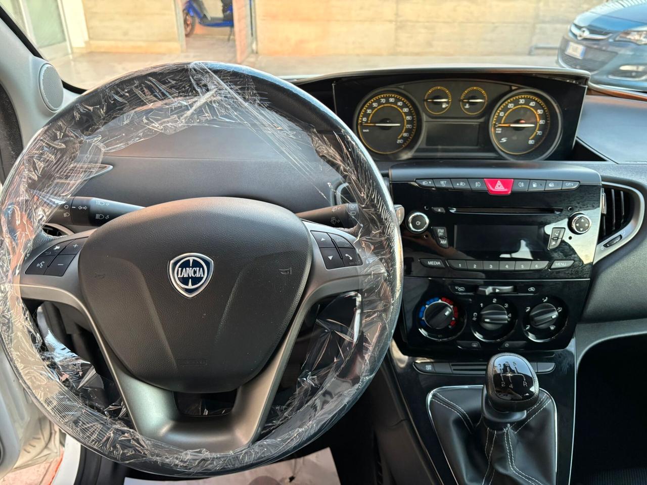 Lancia Ypsilon 1.2 69 CV 5 porte GPL Momo design
