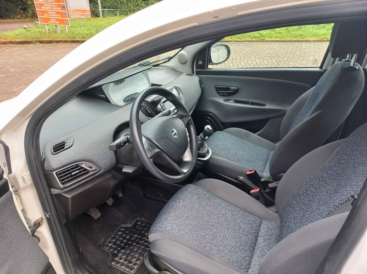 Lancia Ypsilon 1.0 FireFly 5 porte S&S Hybrid Ecochic Silver