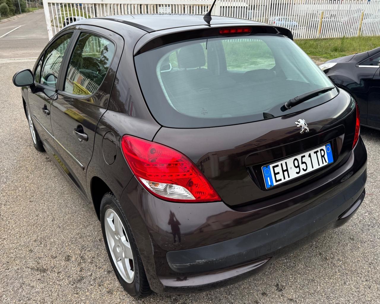 Peugeot 207 1.4 HDi -SOLO 122.000 KM-