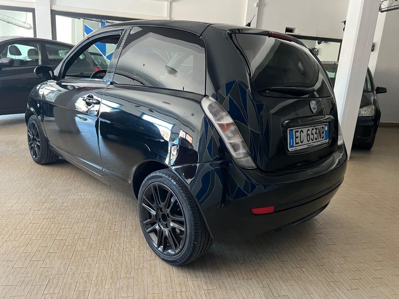 Lancia Ypsilon 1.3 MJT 75 CV MOMO DESING