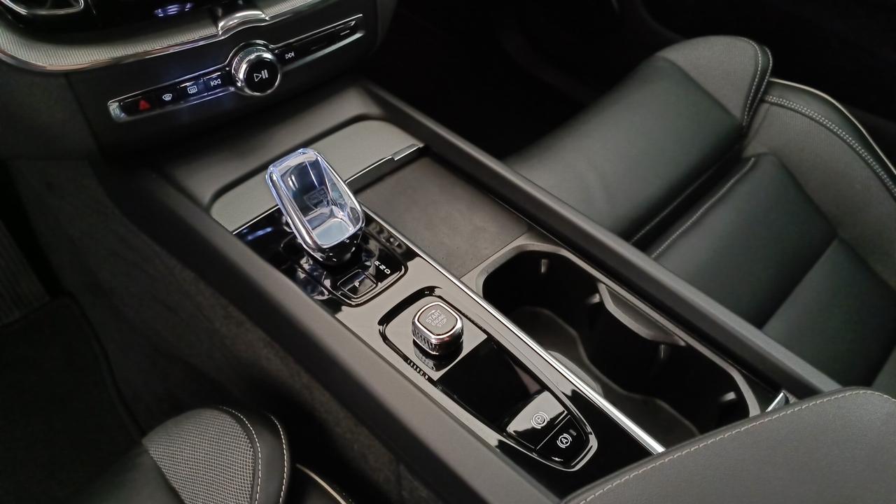 VOLVO XC60 2.0 b4 Plus Dark auto