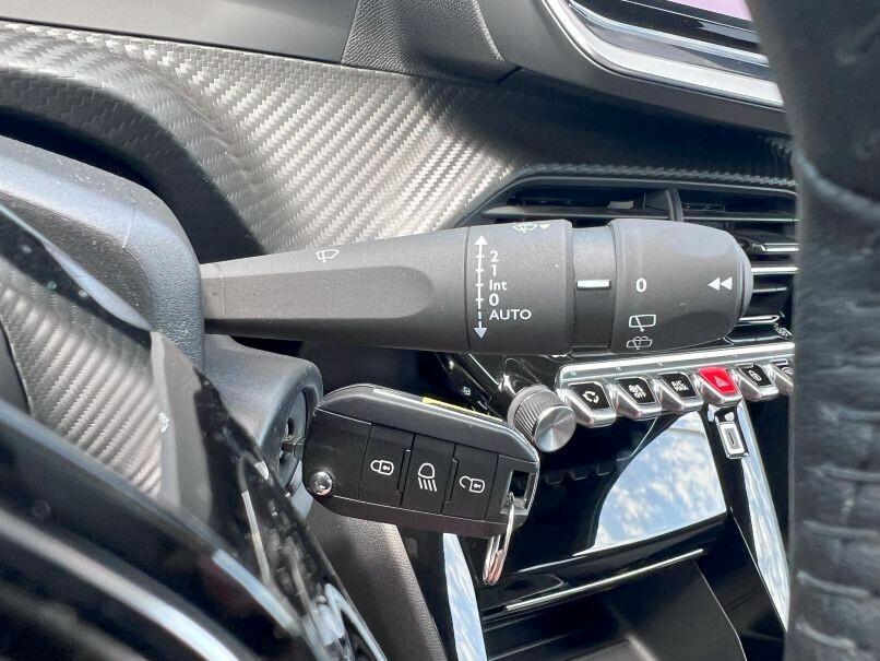 Peugeot 2008 PureTech 100 S&S Allure "Vision pack"; "Navi Pack"