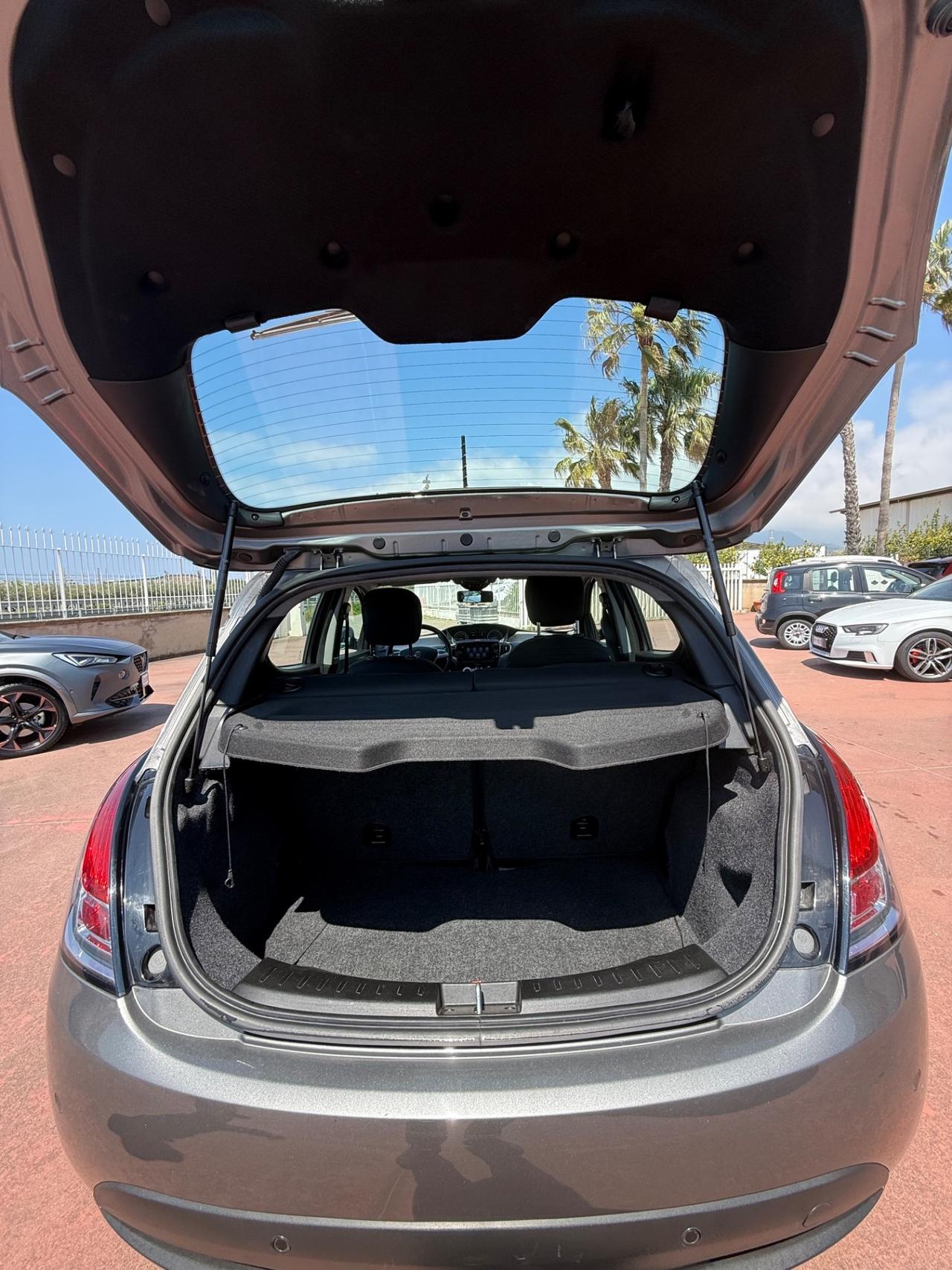 Lancia Ypsilon 1.0 Hybrid 69cv