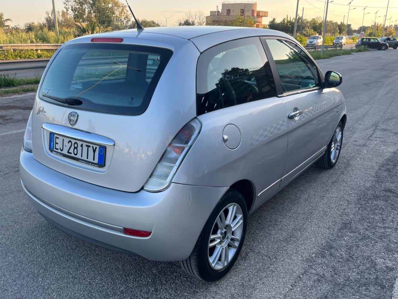 Lancia Ypsilon 1.2 69 CV Unyca - 2011