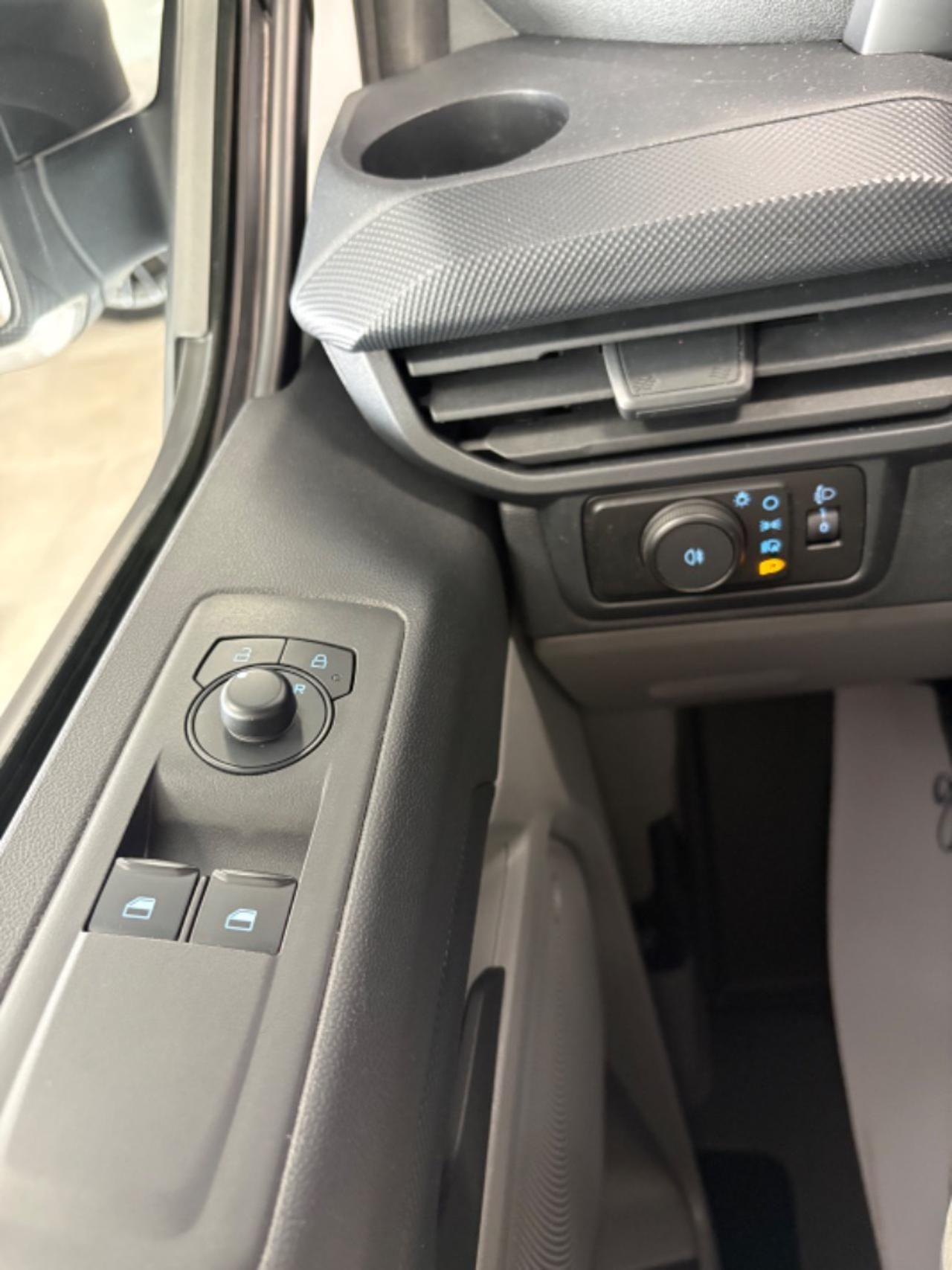 Ford Transit Custom 320 2.0 EcoBlue 136CVCombi 9 POSTI €24900+IVA