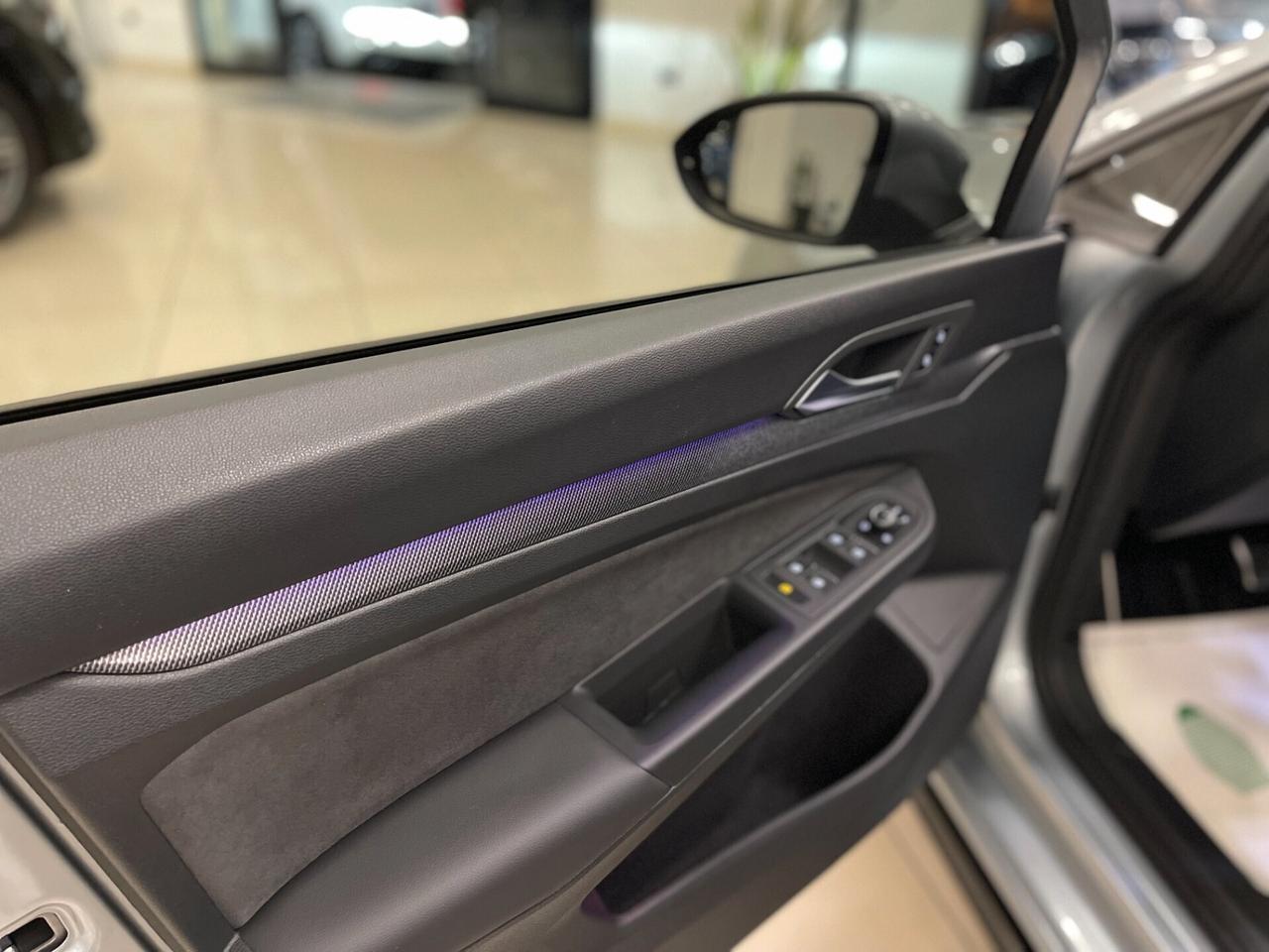 Nuova Volkswagen Golf 8.5 R-Line 2.0 TDI 150cv DSG