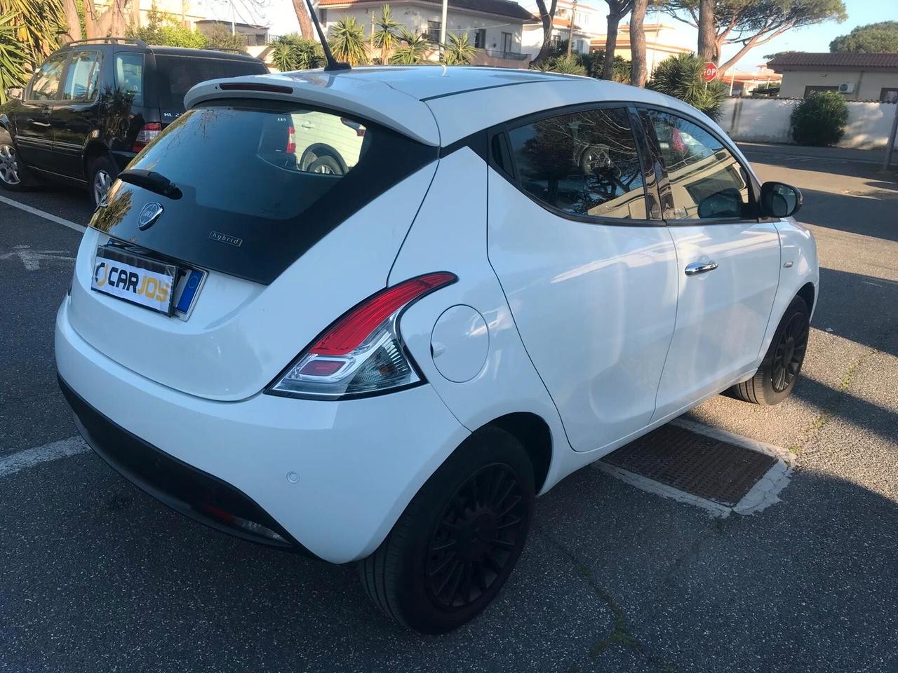 Lancia Ypsilon 1.0 FireFly 5 porte S&S Hybrid Ecochic Silver