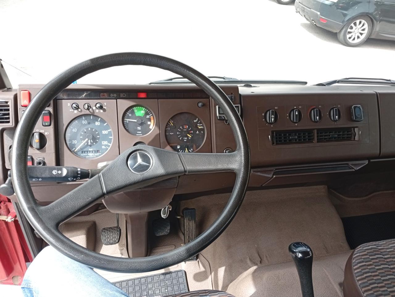 Mercedes Benz cassonato con Gru Effer