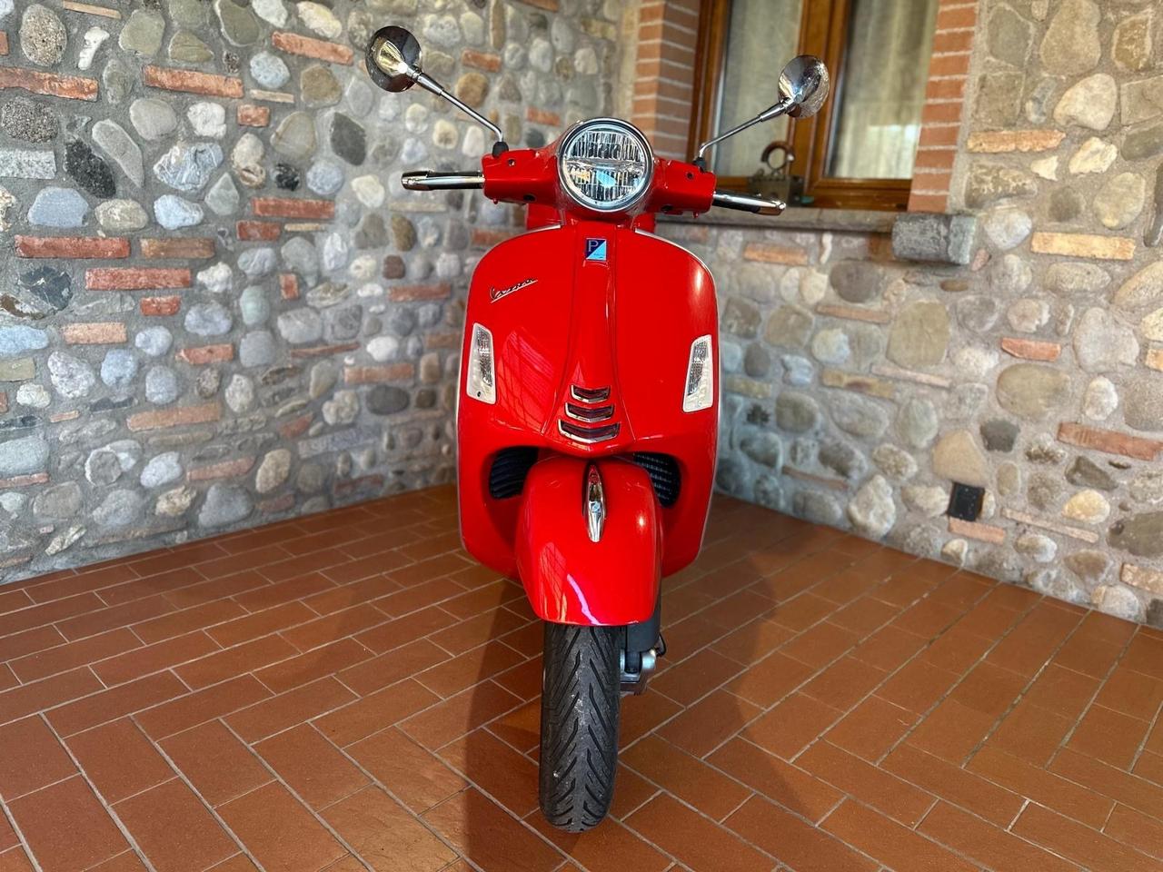 Piaggio Vespa 300 GTS hpe Vespa GTS 300 hpe