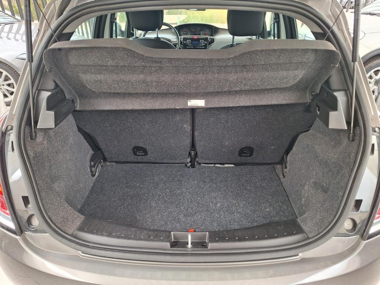 Lancia Ypsilon 1.0 FireFly S&S Hybrid Silver 2023