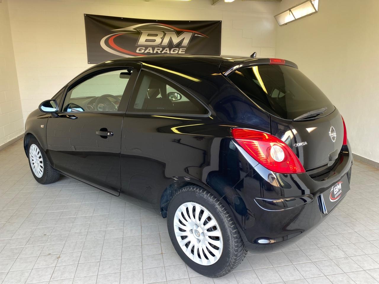 Opel Corsa 1.2 3 porte b-color