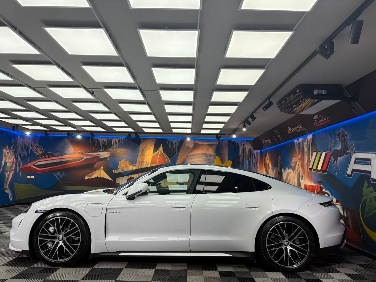 Porsche Taycan Turbo (011)