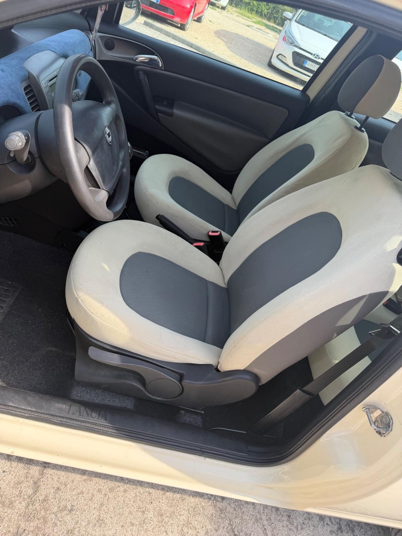 Lancia Ypsilon 1.3 MJT 75 CV Platino