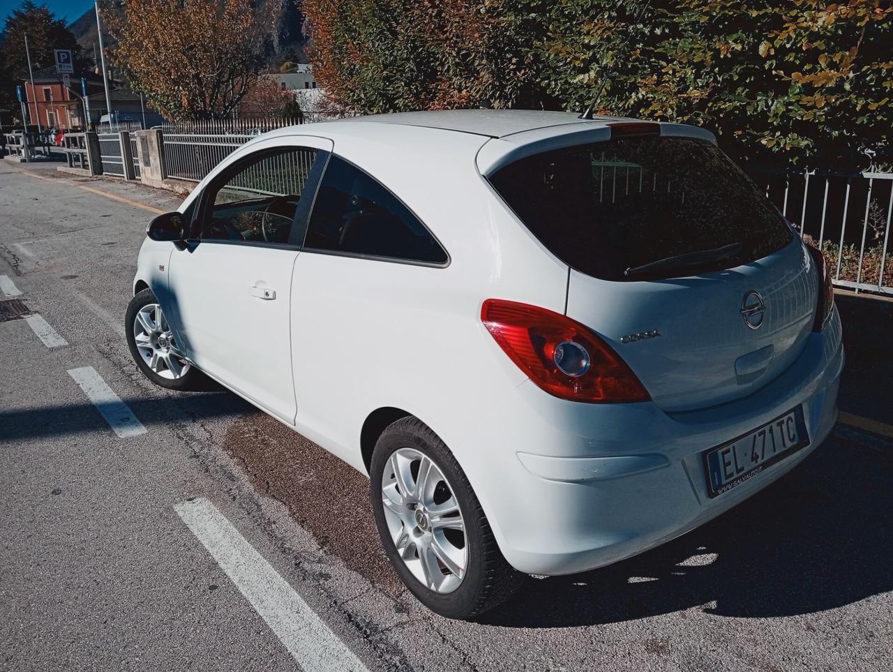 Opel Corsa 1.2 3 porte b-color