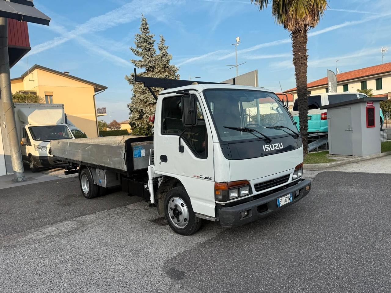 ISUZU NPR69L CON GRU BONFIGLIOLI