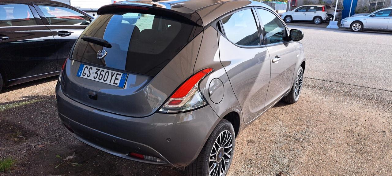 Lancia Ypsilon 1.0 FireFly 5 porte S&S Hybrid Platino