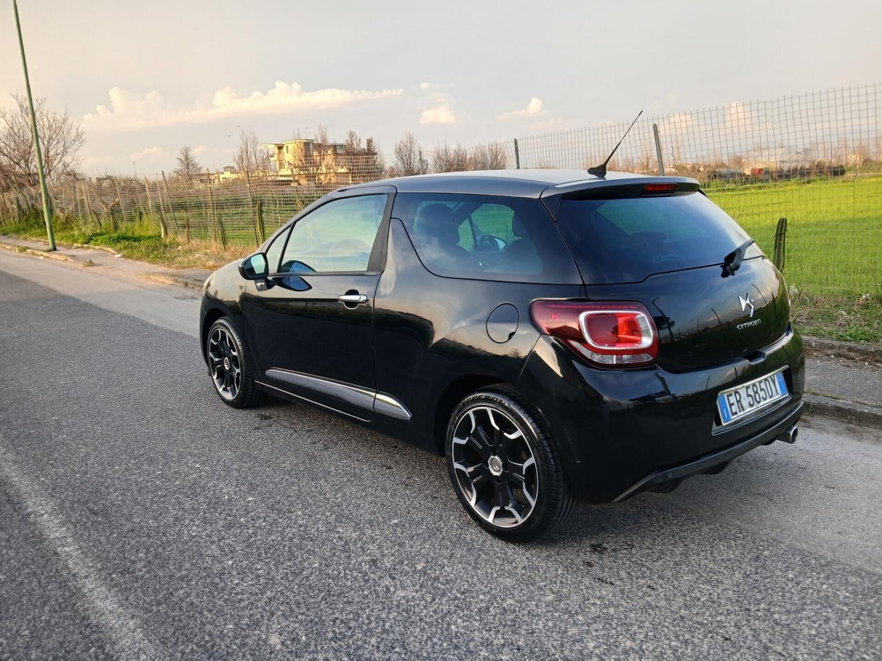 Ds DS3 3 1.2 VTi 82 Just Black full optional