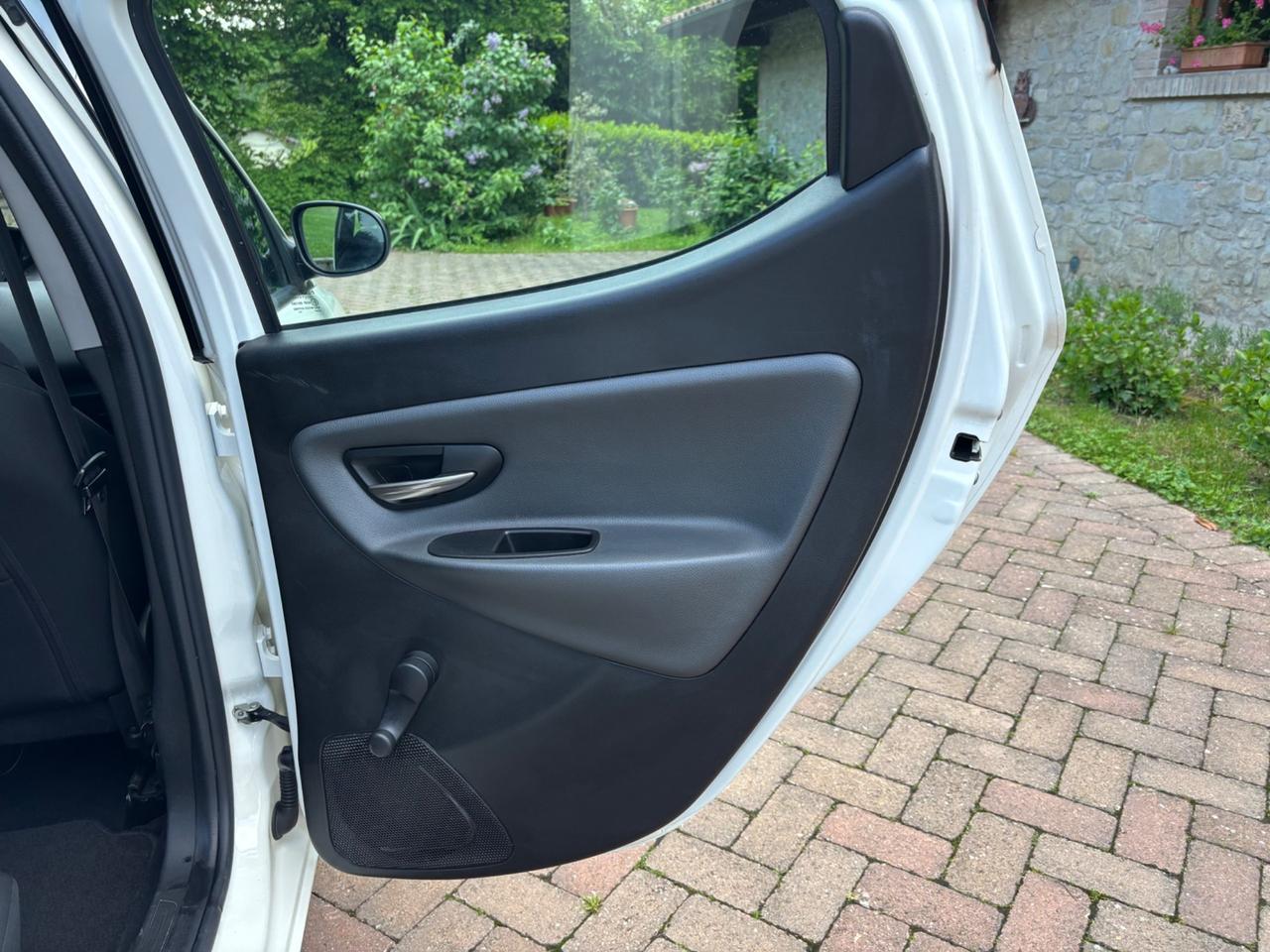 Lancia Ypsilon 0.9 TwinAir 85 CV 5 porte S&S Gold OK NEOPATENTATI