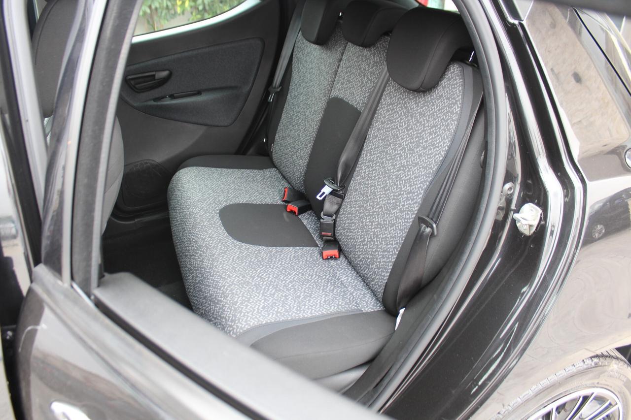 Lancia Ypsilon 1.0 FireFly 5 porte S&S Hybrid Ecochic Silver