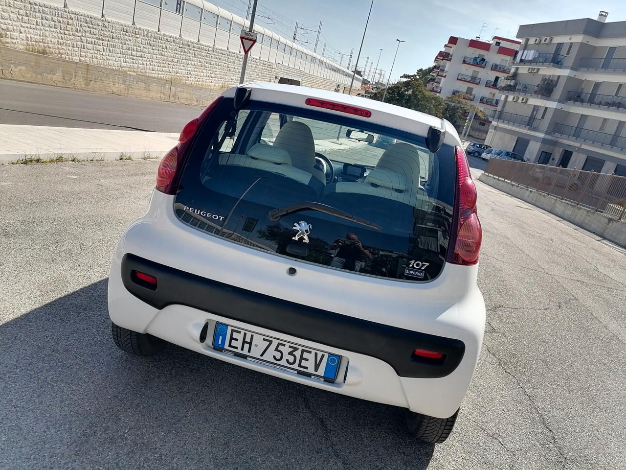 Peugeot 107 1.0 68CV 5p. Superga *SOLO 80.000 KM* 2012