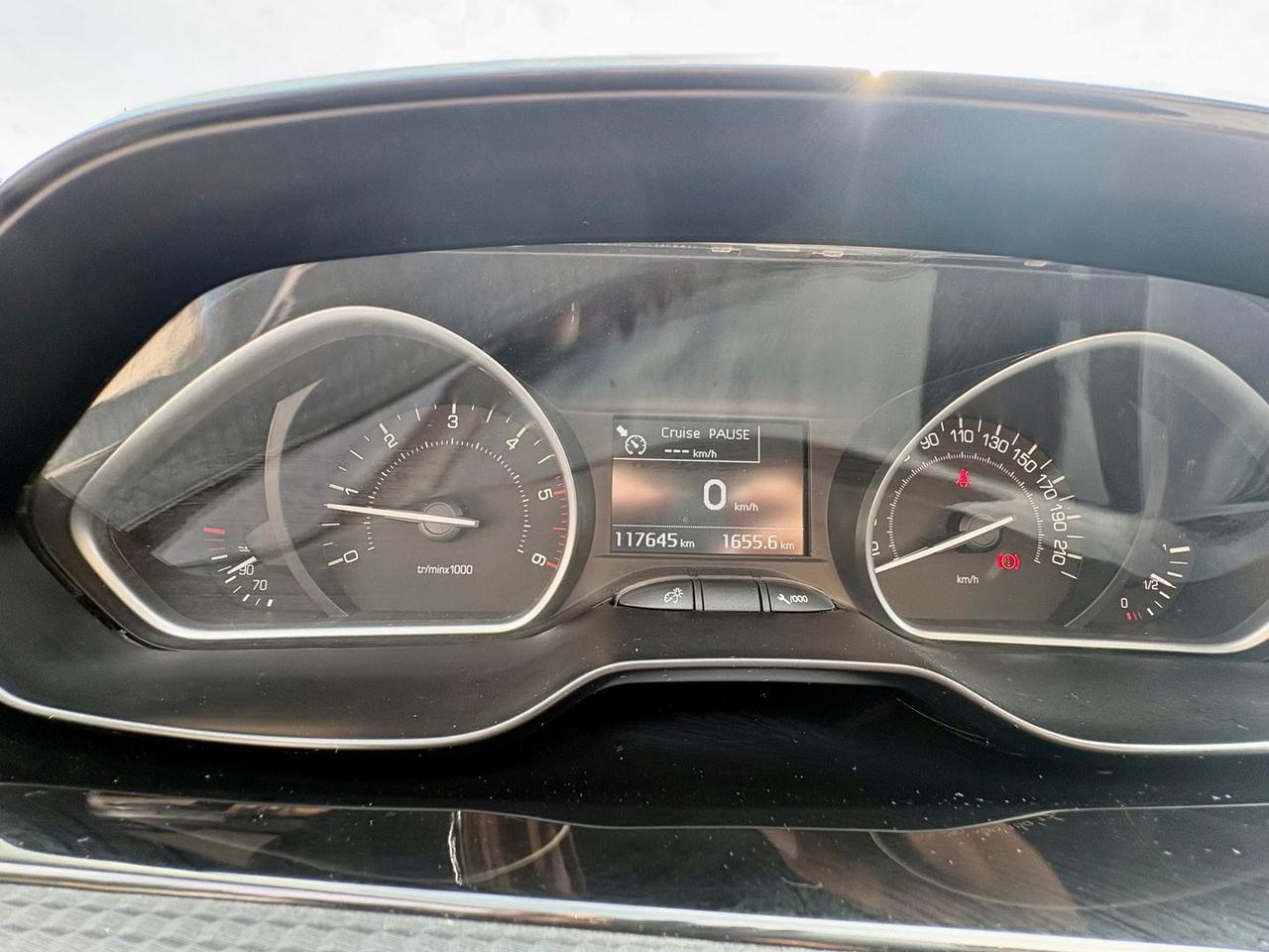 Peugeot 208 Allure 1.6 Blue HDI 75 #10654