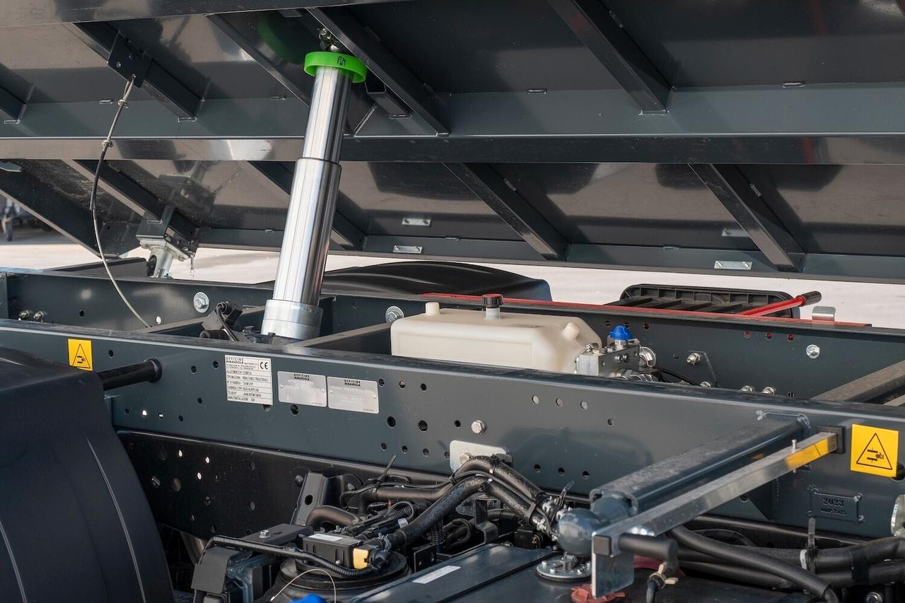 ISUZU M21 TT passo E A/C – Rib. 3 Lati TITAN
