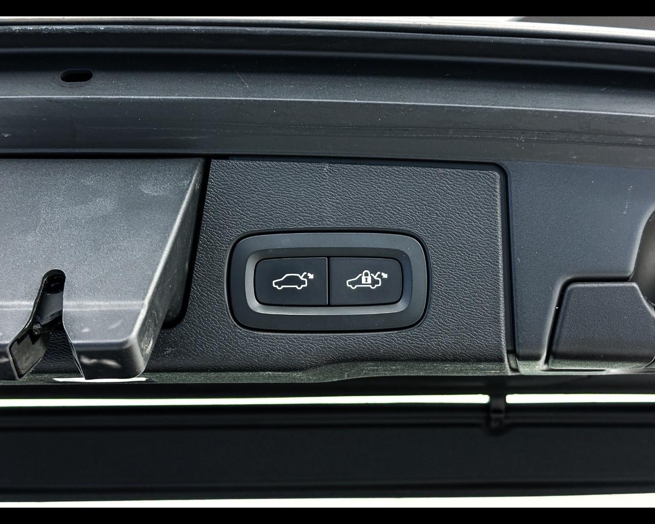 VOLVO XC60 B4 (d) AWD automatico Plus Dark