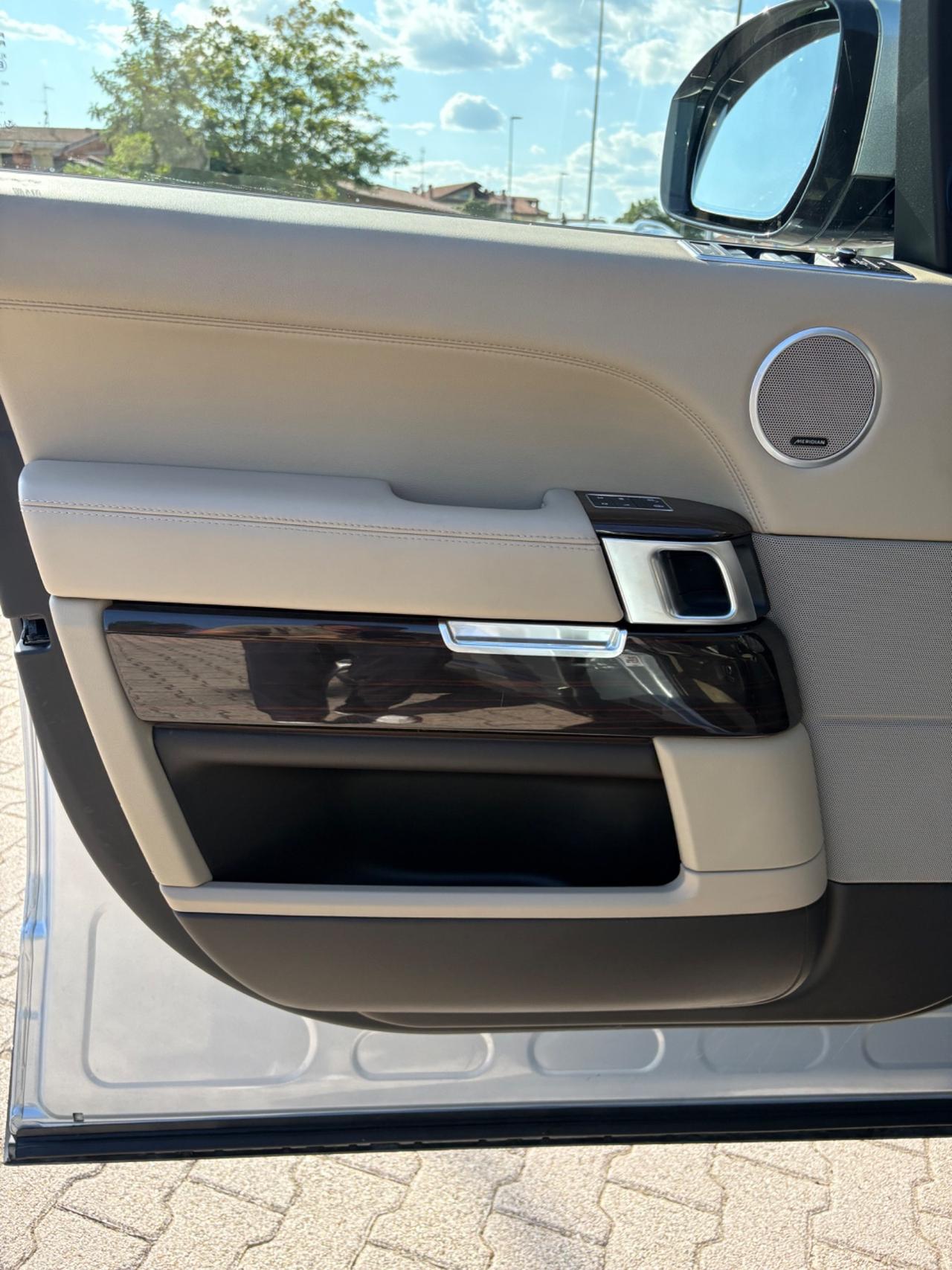Land Rover Range 4.4 SDV8 Autobiography Black LWB