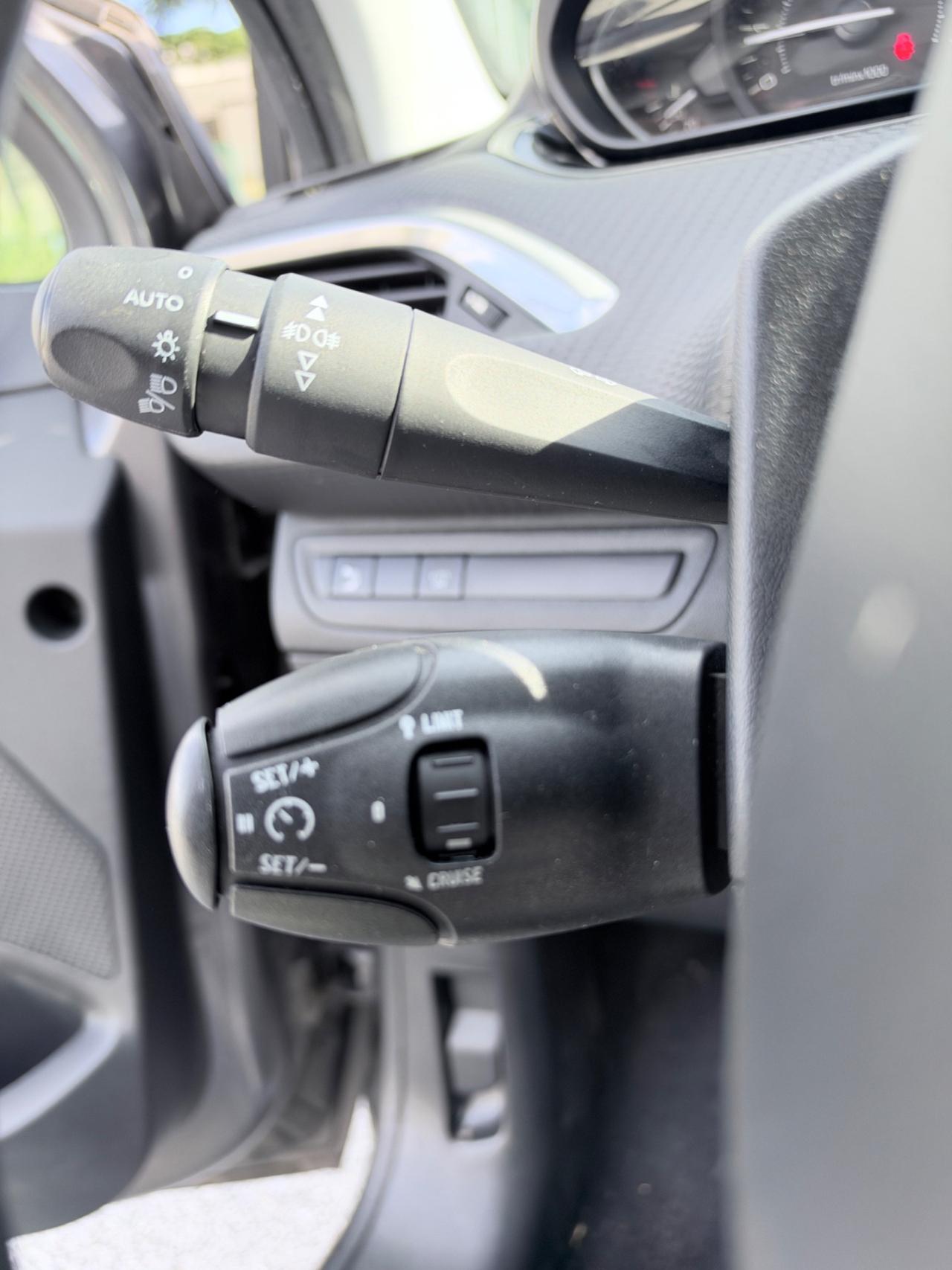 PEUGEOT 208 PURETECH 82CV SINGATURE GARANZIA 12 MESI