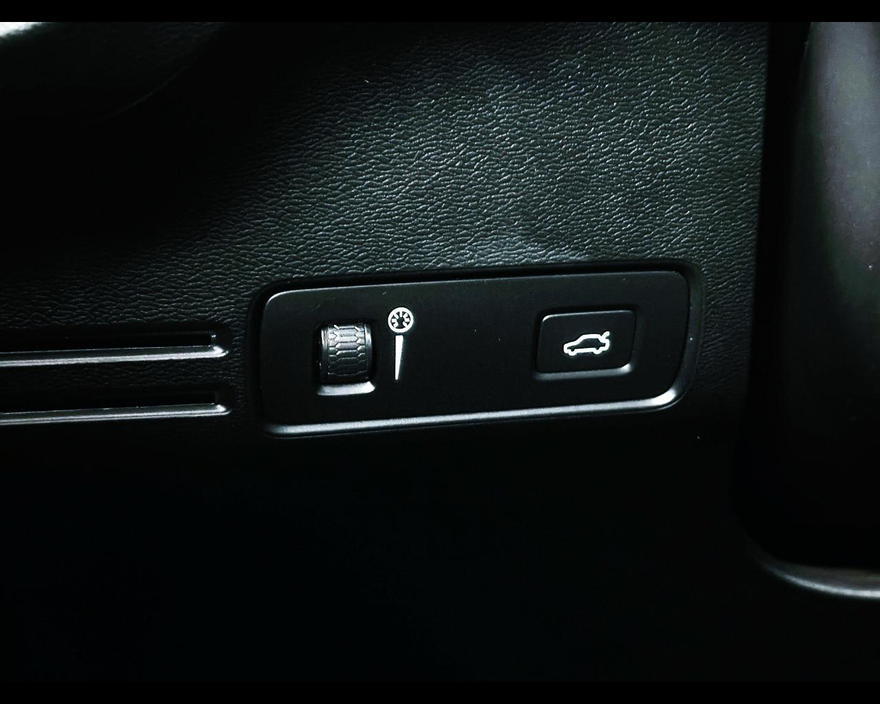 VOLVO XC40 (2017-->) - XC40 B5 AWD Geartronic R-design