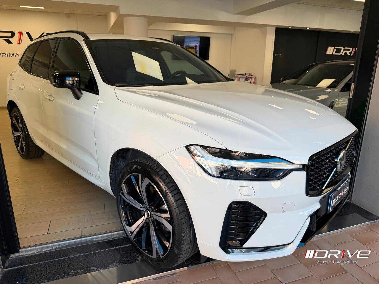 VOLVO XC60 (2017-->) XC60 B4 (d) AWD Geartronic...
