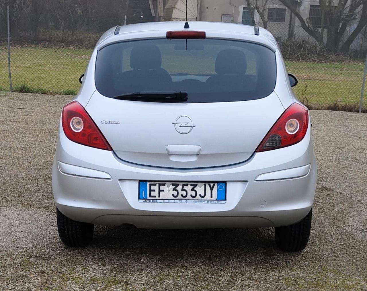 Opel Corsa 1.2 3 porte b-color