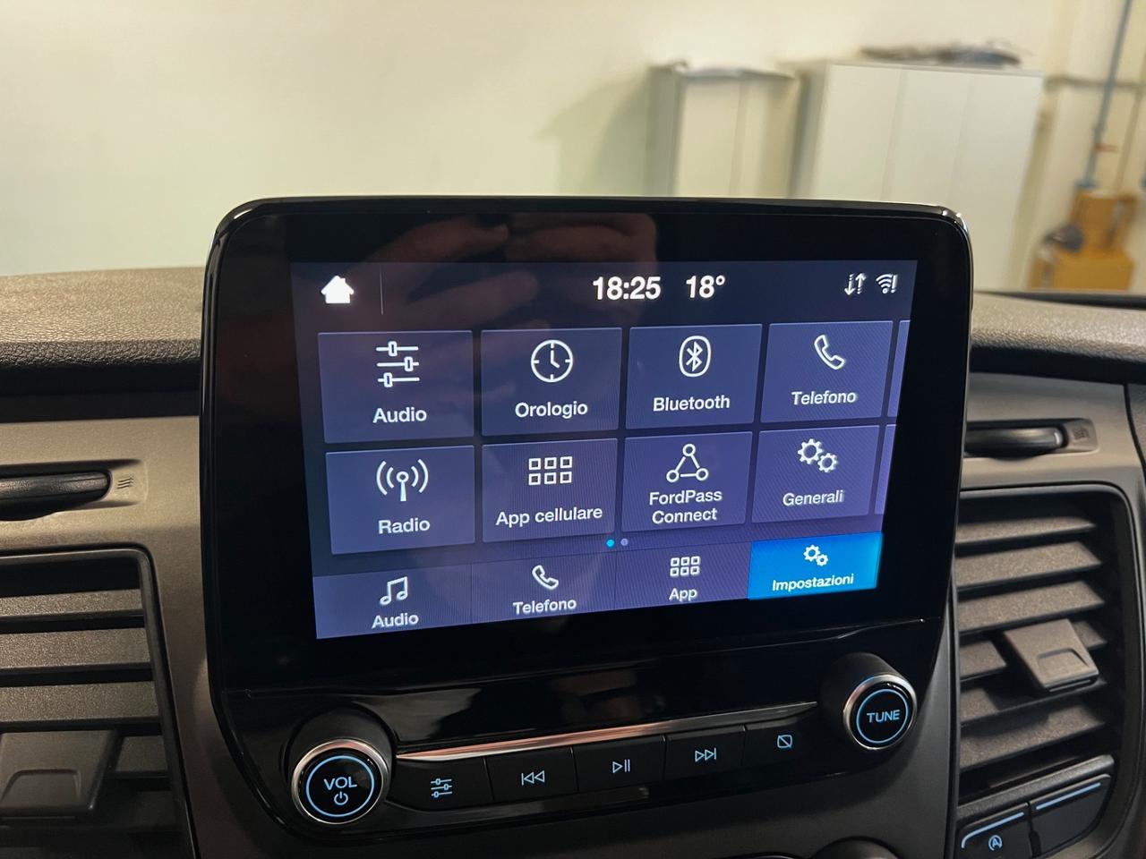 Ford Transit Custom 320 2.0 EcoBlue Hybrid 130 PC Combi Trend