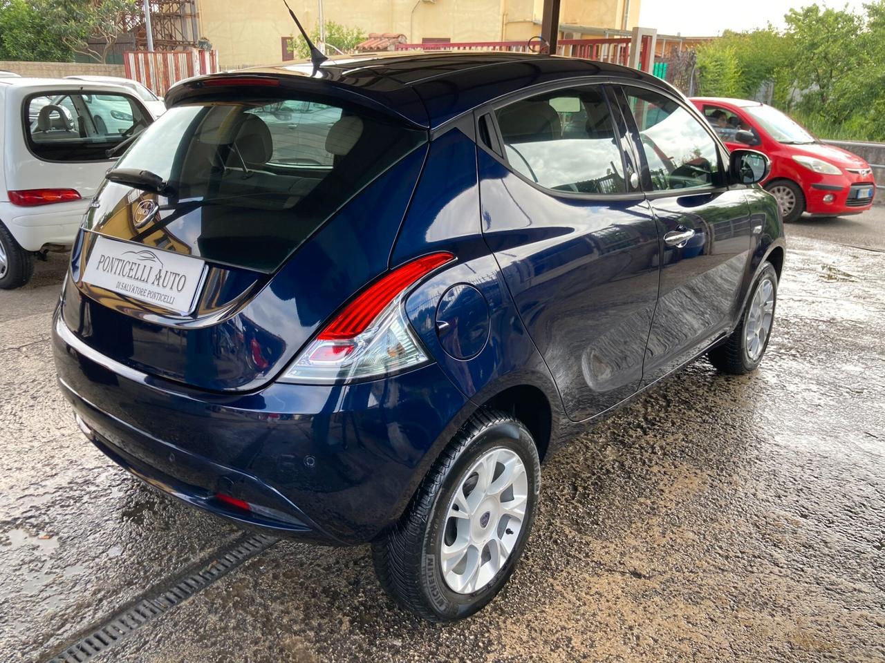 Lancia Ypsilon 0.9 TwinAir 85 CV 5 porte Metano Ecochic Silver