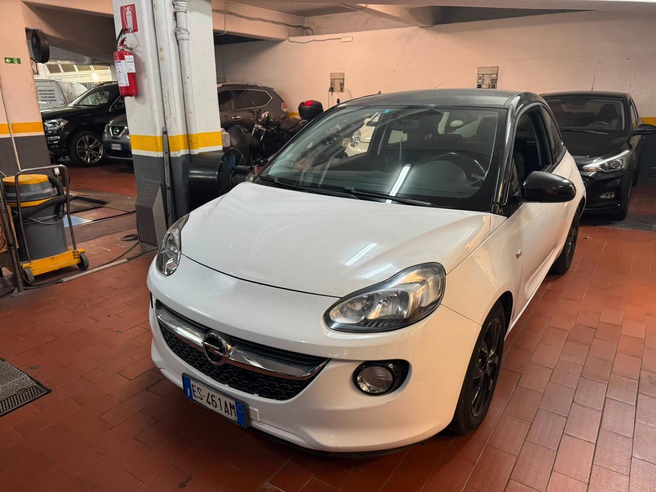 Opel Adam 1.2 70 CV White-Black