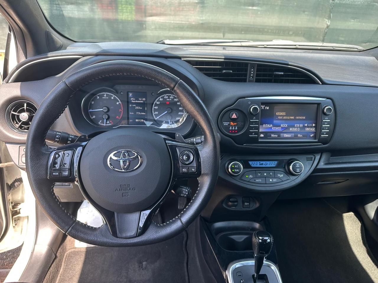 Toyota Yaris 1.5 5 porte Lounge sport full optional Kamera navi PDC led cerchi in lega garanzia 24 mesi