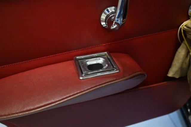 DAIMLER Sovereign 2.5 V8 AUTO GUIDA A DESTRA PERFETTA ITALIANA NUOVA