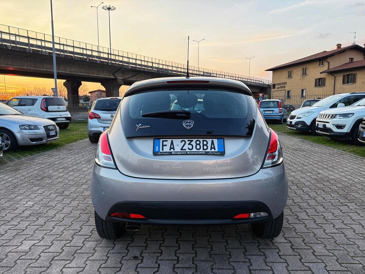 Lancia Ypsilon 0.9 TwinAir 85 CV 5 porte S&S DFN Gold OK NEOPATENTATI