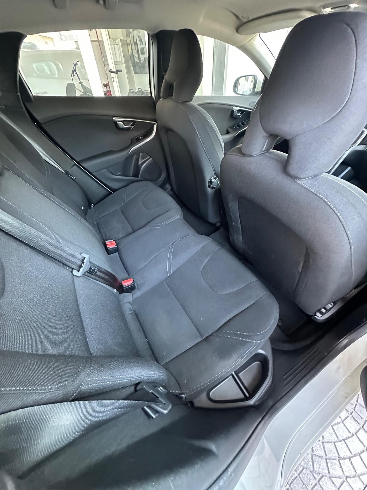 Volvo V40 D2 R-design Momentum