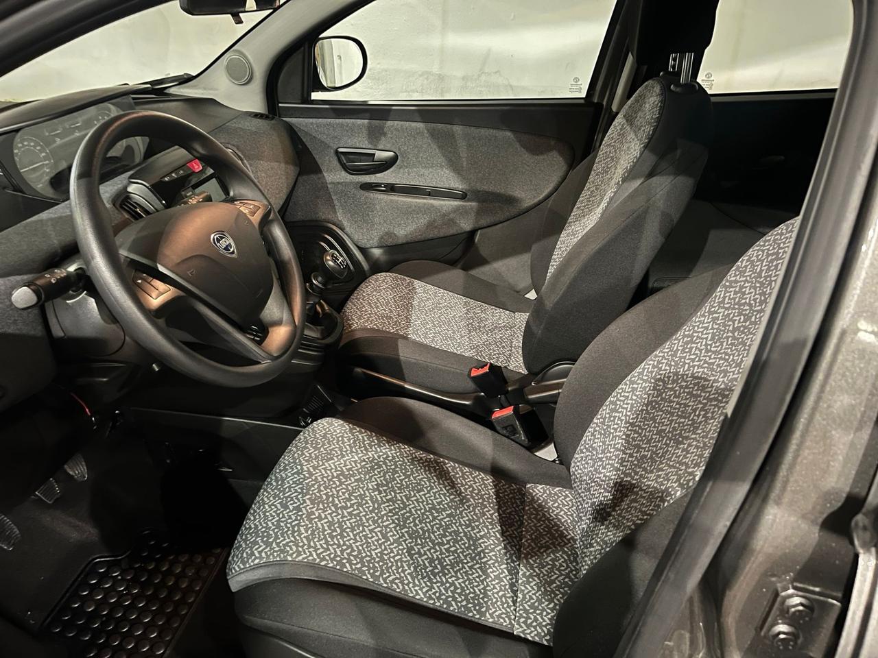 Lancia Ypsilon 1.0 FireFly 5 porte S&S Hybrid Silver