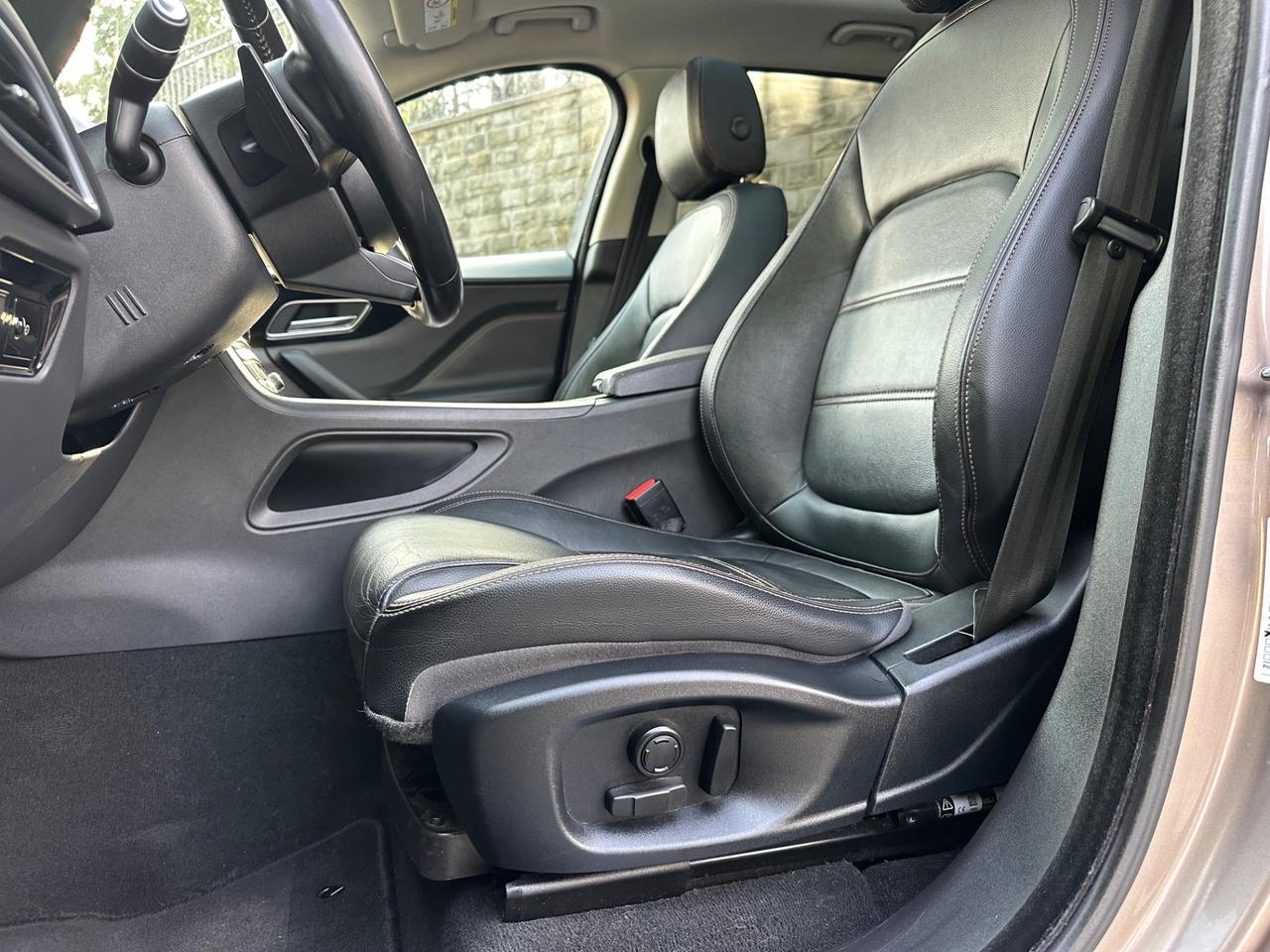 Jaguar F-Pace 2.0 D 180 CV AWD aut. R-Sport