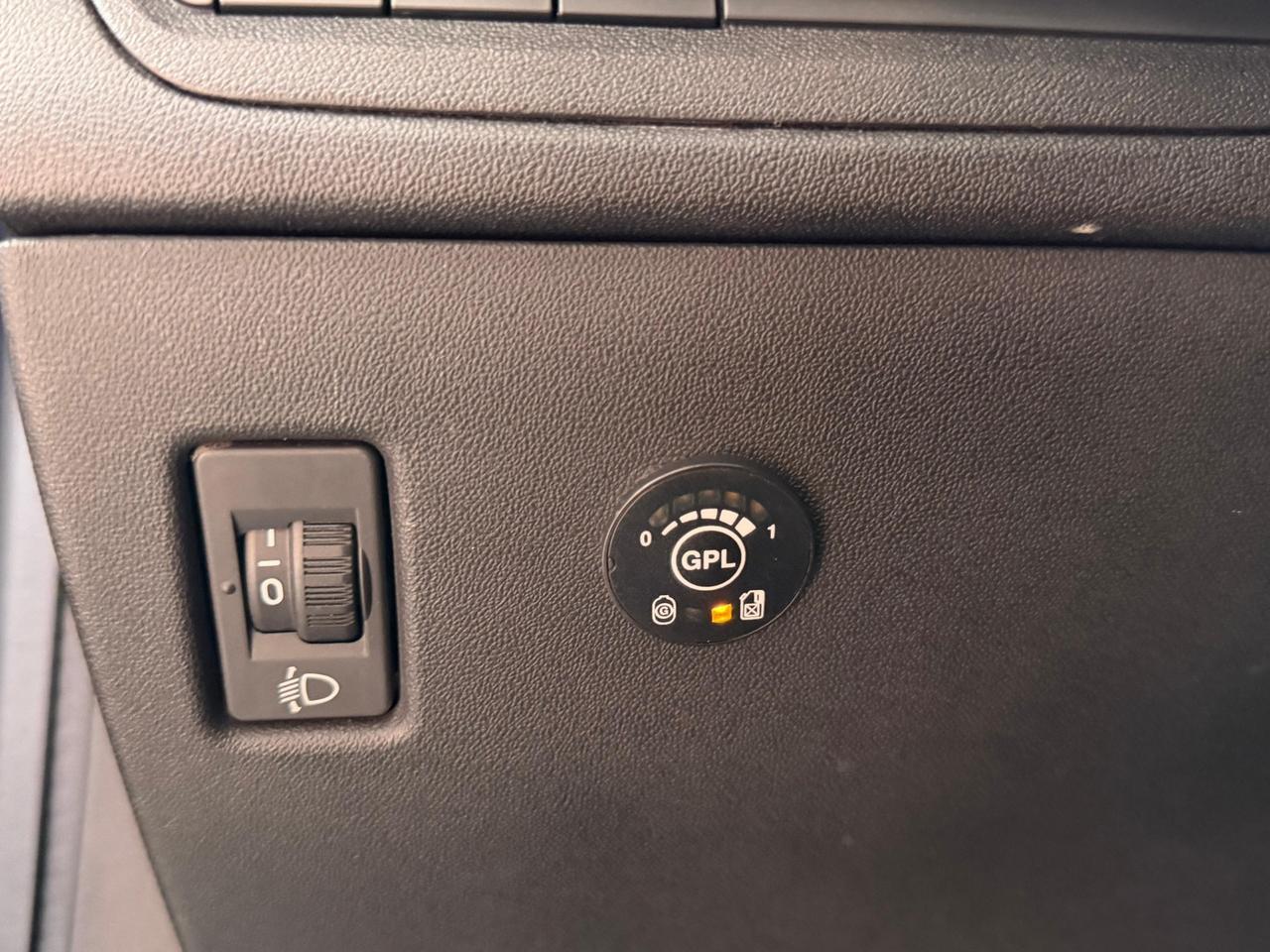 Peugeot 208 PureTech 82 3p. GPL Active