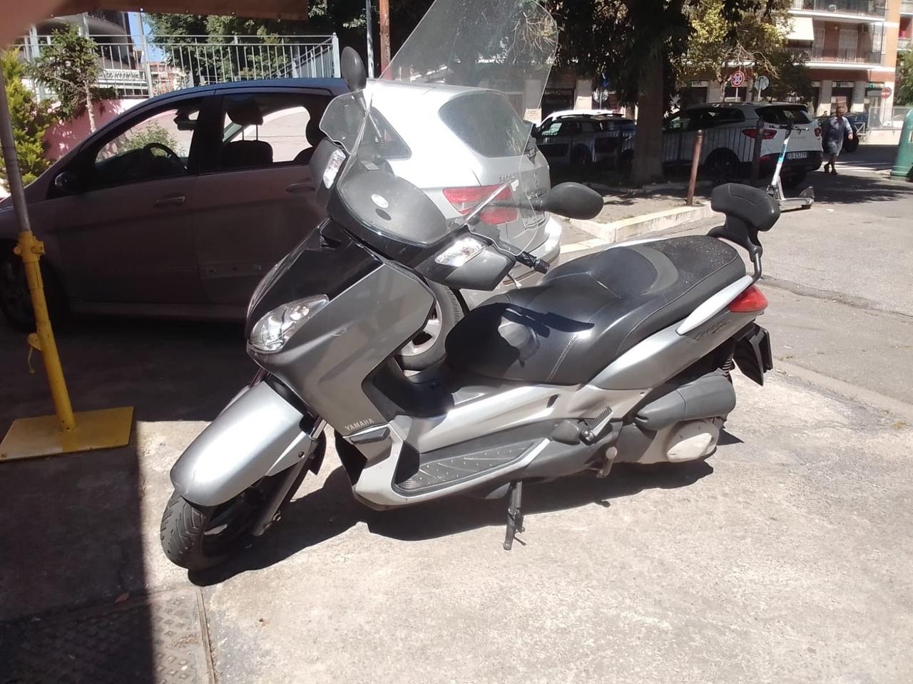 Yamaha X-Max 250