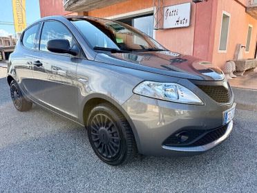 Lancia Ypsilon 1.0 FireFly 5 porte S&S Hybrid Ecochic Silver